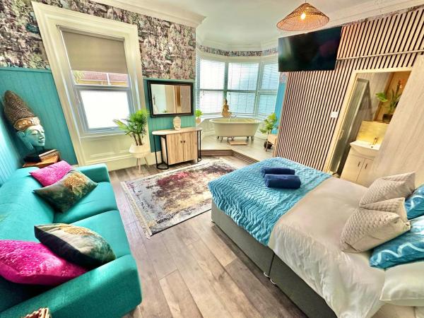 Blue Buddha - Lemur Lodge - NEW MANAGEMENT 2024 - Bath in Bedroom with En-Suite - Short Stroll to the Beach! : photo 1 de la chambre chambre double deluxe avec douche