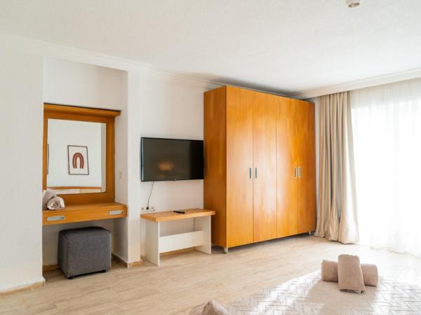 Regulus Beach Resort Hotel : photo 1 de la chambre chambre familiale avec salle de bains privative