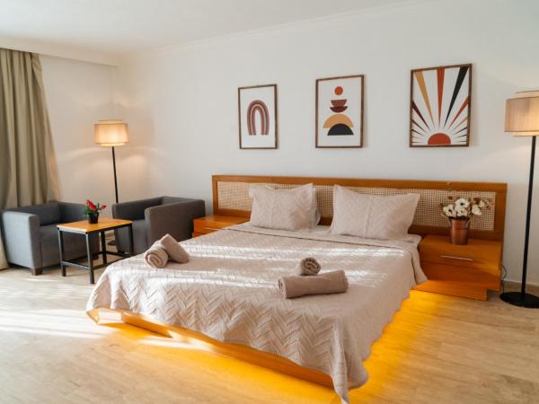 Regulus Beach Resort Hotel : photo 2 de la chambre chambre familiale avec salle de bains privative