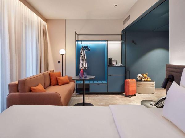 Novotel Hamburg Central Station : photo 2 de la chambre family room with one double and sofa bed