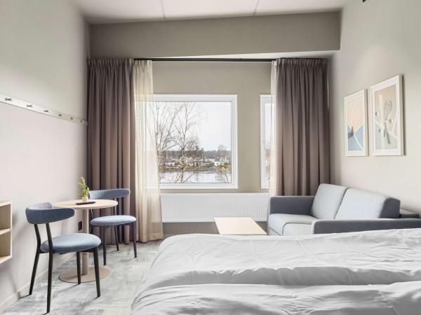 Aiden by Best Western Karlstad Arena : photo 1 de la chambre family room with sofa bed and sea view