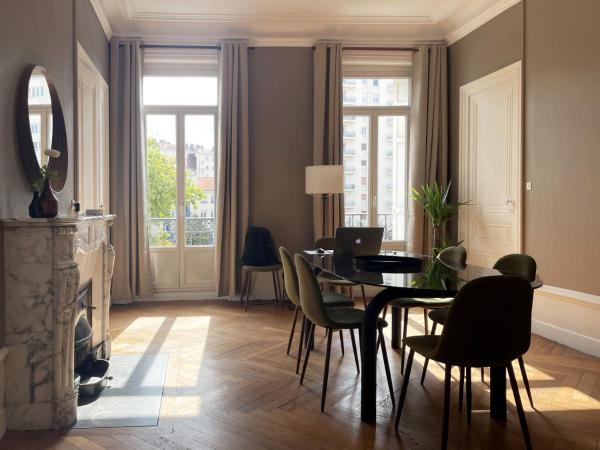 Appartement Colodge - Fourneyron : photo 9 de la chambre chambre double avec balcon