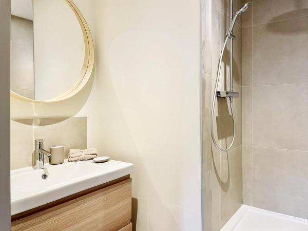 Appartement Colodge - Fourneyron : photo 3 de la chambre chambre double avec balcon