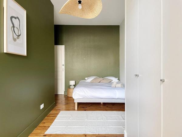 Appartement Colodge - Fourneyron : photo 1 de la chambre chambre double avec balcon