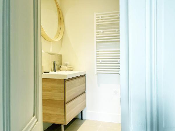 Appartement Colodge - Fourneyron : photo 4 de la chambre chambre double avec balcon