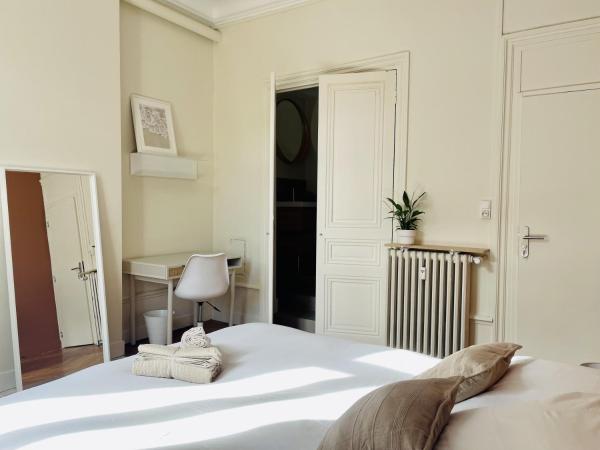 Appartement Colodge - Fourneyron : photo 6 de la chambre chambre double avec balcon