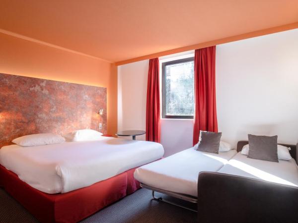 ibis Styles Toulouse Cite Espace : photo 5 de la chambre chambre avec lit double et lits jumeaux