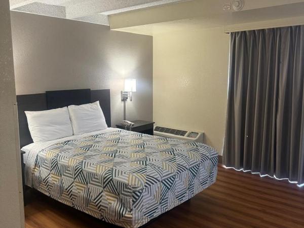 Red Carpet Inn & Suites : photo 1 de la chambre suite lit queen-size
