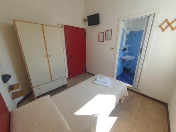 HOTEL IDEALE young people under 40 : photo 3 de la chambre chambre simple Économique