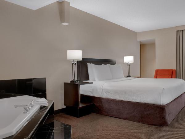 Ramada Plaza by Wyndham Calgary Downtown : photo 2 de la chambre suite lit king-size avec jacuzzi - non-fumeurs
