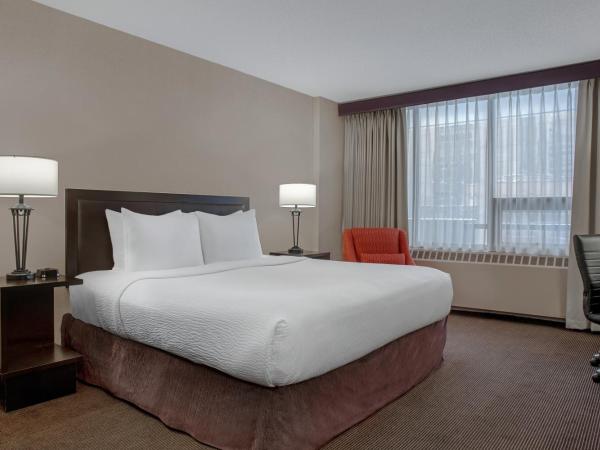 Ramada Plaza by Wyndham Calgary Downtown : photo 4 de la chambre suite lit king-size avec jacuzzi - non-fumeurs