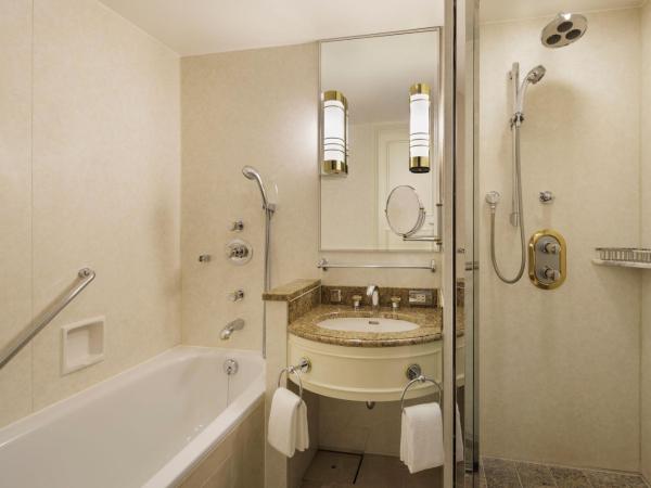 Nagoya Marriott Associa Hotel : photo 4 de la chambre family room with three twin beds and partial city view