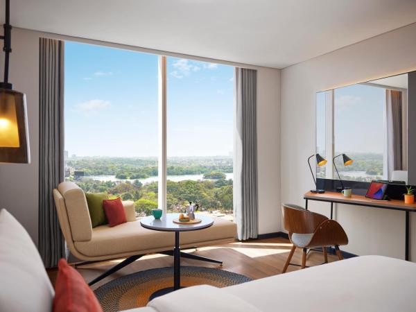 Hyatt Centric Hebbal Bengaluru : photo 5 de la chambre chambre lit king-size - vue sur lac