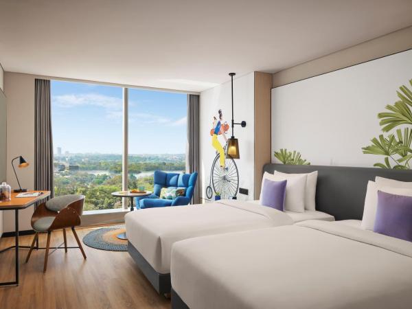 Hyatt Centric Hebbal Bengaluru : photo 1 de la chambre chambre lits jumeaux - vue sur lac
