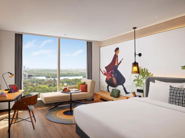 Hyatt Centric Hebbal Bengaluru : photo 8 de la chambre chambre lit king-size - vue sur lac