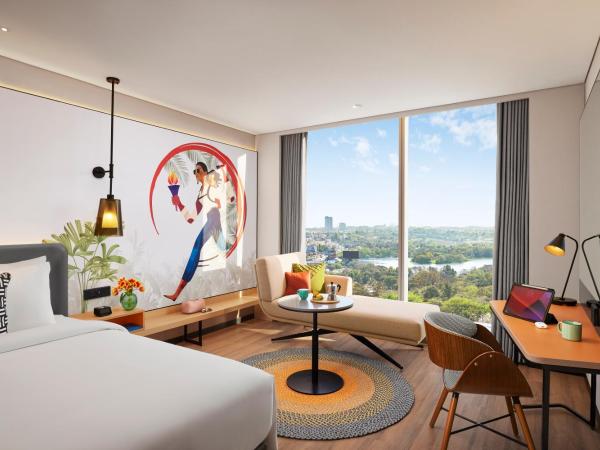 Hyatt Centric Hebbal Bengaluru : photo 4 de la chambre chambre lit king-size - vue sur lac