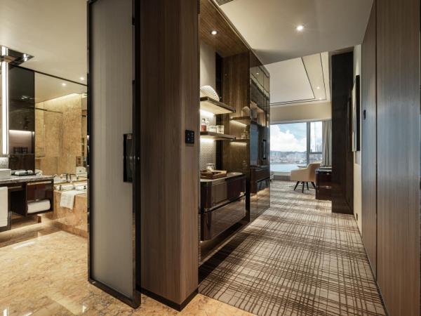 Four Seasons Hotel Hong Kong : photo 4 de la chambre chambre lit king-size deluxe - vue sur port