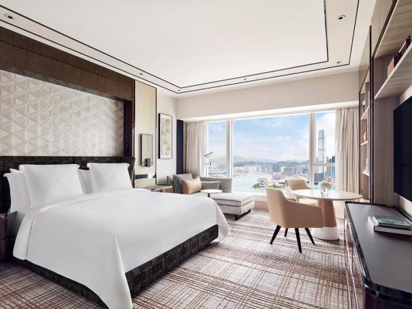 Four Seasons Hotel Hong Kong : photo 2 de la chambre deluxe harbour-view room king