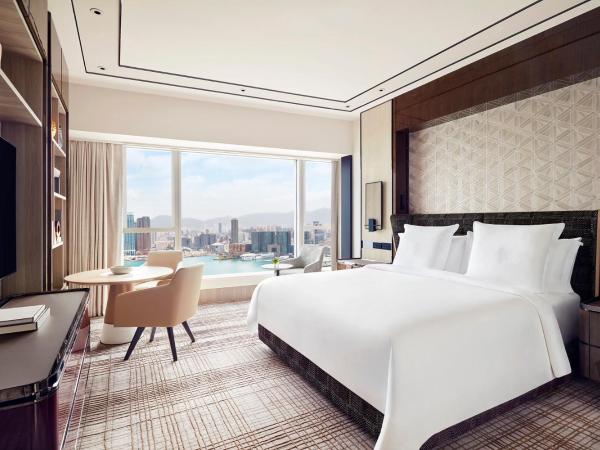 Four Seasons Hotel Hong Kong : photo 1 de la chambre chambre lit king-size supérieure - vue sur port