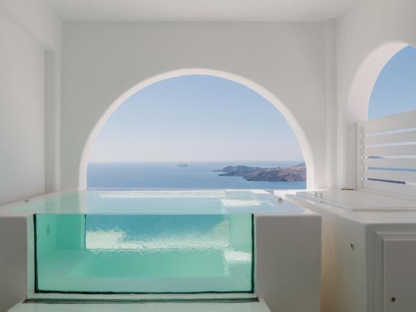 Apeiron Blue Santorini - Sustainable Adults Only 14 Plus : photo 2 de la chambre suite exécutive bleue avec bain à remous - vue sur caldeira