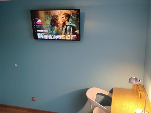 Maison calme/Chambre privée/Clim+TV/Pétit dejeuner inclu/tout confort : photo 3 de la chambre chambre double