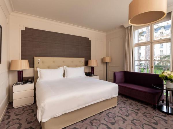 Waldorf Astoria Versailles - Trianon Palace : photo 1 de la chambre chambre lit king-size - pavillon 4 Étoiles - vue sur jardin