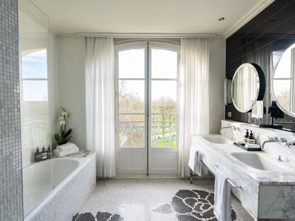 Waldorf Astoria Versailles - Trianon Palace : photo 1 de la chambre chambre lit king-size deluxe - palace 5 Étoiles - vue sur parc