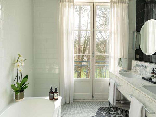 Waldorf Astoria Versailles - Trianon Palace : photo 2 de la chambre chambre lit king-size deluxe - palace 5 Étoiles - vue sur jardin