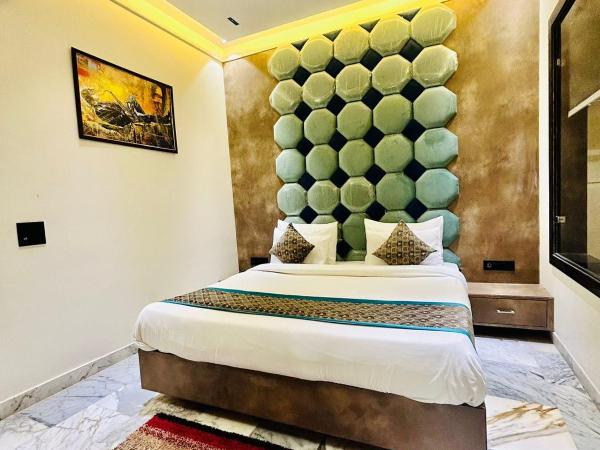 Taj Ronak Luxury Hotels : photo 8 de la chambre chambre lit king-size deluxe