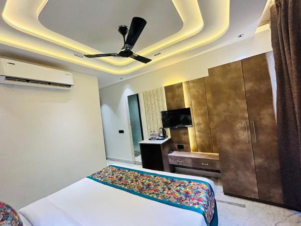 Taj Ronak Luxury Hotels : photo 9 de la chambre chambre lit king-size deluxe