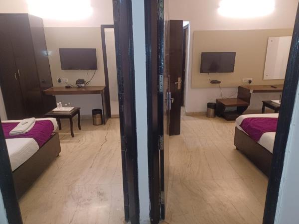 Hotel The First by Goyal Hoteliers : photo 8 de la chambre chambre familiale avec salle de bains