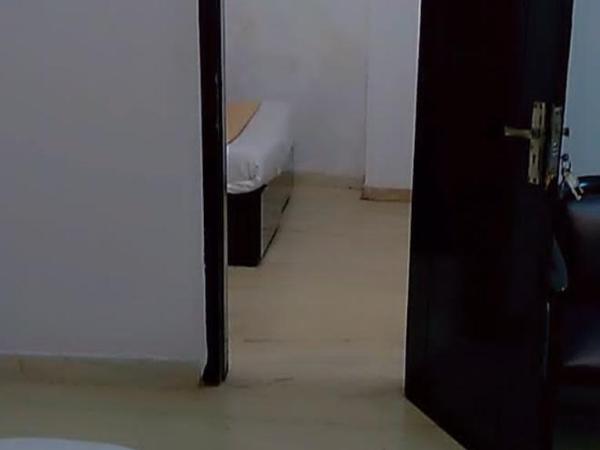 Hotel The First by Goyal Hoteliers : photo 9 de la chambre chambre familiale avec salle de bains