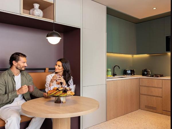 Upside Living : photo 2 de la chambre appartement 1 chambre avec balcon et vue sur la ville