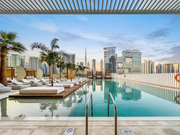 Upside Living : photo 5 de la chambre appartement 1 chambre avec balcon et vue sur la ville