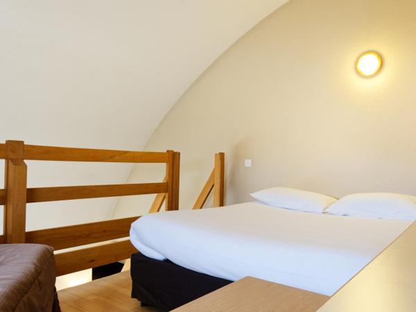 Logis Hôtel Beauséjour Colmar : photo 6 de la chambre chambre familiale classique