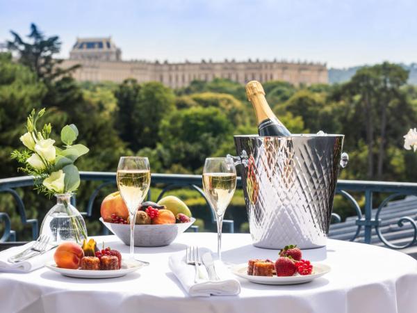 Waldorf Astoria Versailles - Trianon Palace : photo 6 de la chambre suite lit king-size - palace 5 Étoiles - vue sur château