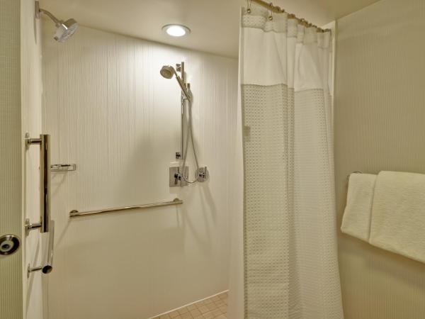 Courtyard Houston I-10 West/Energy Corridor : photo 1 de la chambre suite exécutive avec 1 chambre lit king-size, 2 canapés-lits et balcon