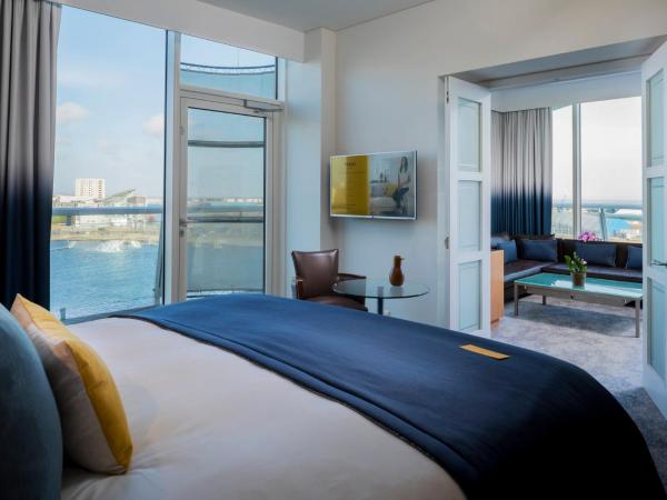 voco St. David's Cardiff, an IHG Hotel : photo 3 de la chambre suite 1 chambre avec lit king-size et vue sur le port