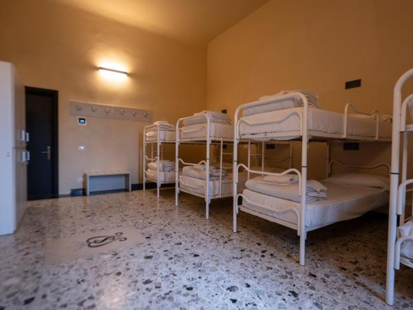 Hostel 7 : photo 10 de la chambre lit simple dans dortoir pour femmes