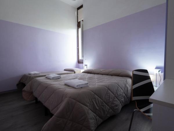 Hostel 7 : photo 2 de la chambre chambre triple avec salle de bains commune