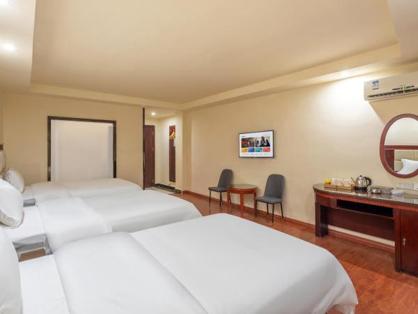 Huahang Hotel - Guangzhou Baiyun International Airport - Free airport shuttle bus : photo 1 de la chambre chambre triple