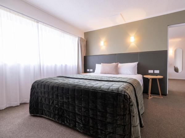 Auckland Rose Park Hotel : photo 1 de la chambre chambre lit king-size supérieure avec salon