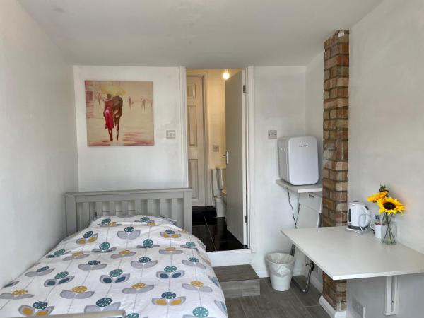 Rooms at EEJ : photo 1 de la chambre chambre simple avec salle de bains privative