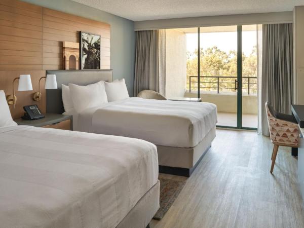San Diego Marriott Mission Valley : photo 1 de la chambre queen room with two queen beds, balcony and city view