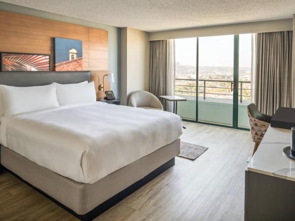 San Diego Marriott Mission Valley : photo 3 de la chambre chambre lit king-size avec balcon - vue sur ville 