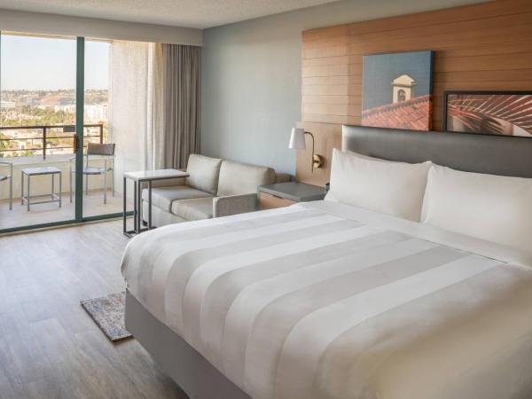 San Diego Marriott Mission Valley : photo 5 de la chambre chambre lit king-size avec balcon - vue sur ville 