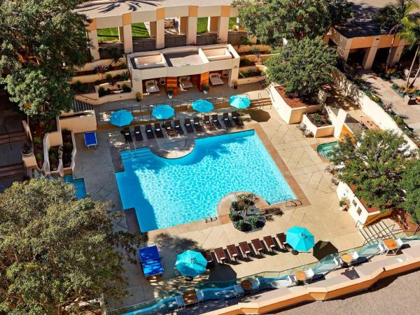 San Diego Marriott Mission Valley : photo 4 de la chambre chambre lit king-size avec balcon et vue sur la piscine