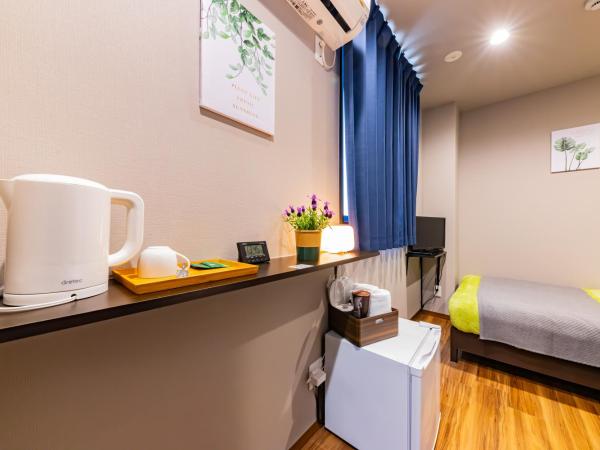 JA Hotel Shinfukae 新深江 : photo 2 de la chambre chambre simple avec salle de bains 