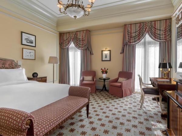 Hotel Grande Bretagne, a Luxury Collection Hotel, Athens : photo 2 de la chambre chambre deluxe acropolis avec 1 lit king-size - vue sur ville