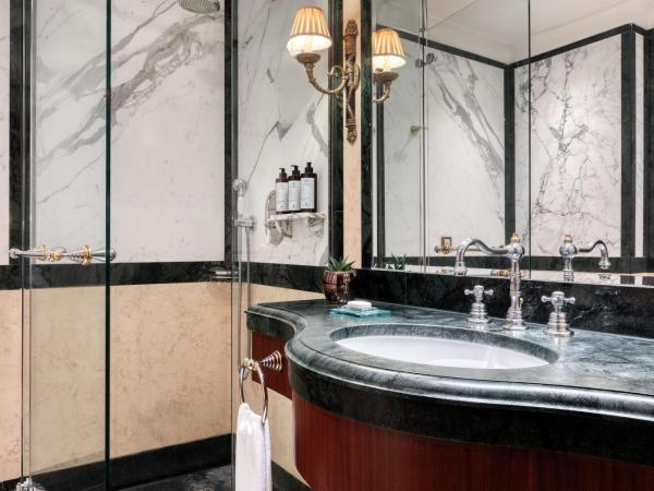 Hotel Grande Bretagne, a Luxury Collection Hotel, Athens : photo 4 de la chambre chambre deluxe avec 2 lits simples ou lits jumeaux - vue sur ville